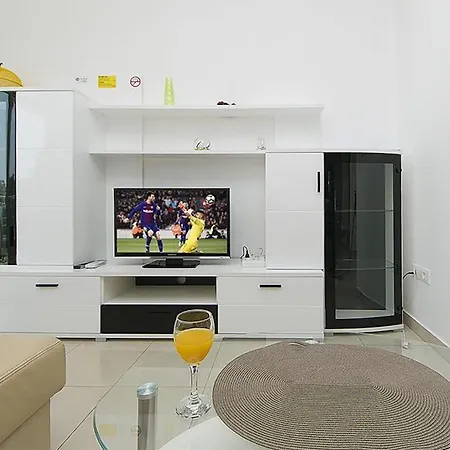 Апартаменти 2 Bedroom Awesome In Брела