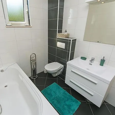 2 Bedroom Awesome In Апартаменти Брела